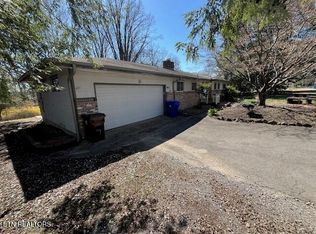 845 W Outer Dr, Oak Ridge, TN 37830