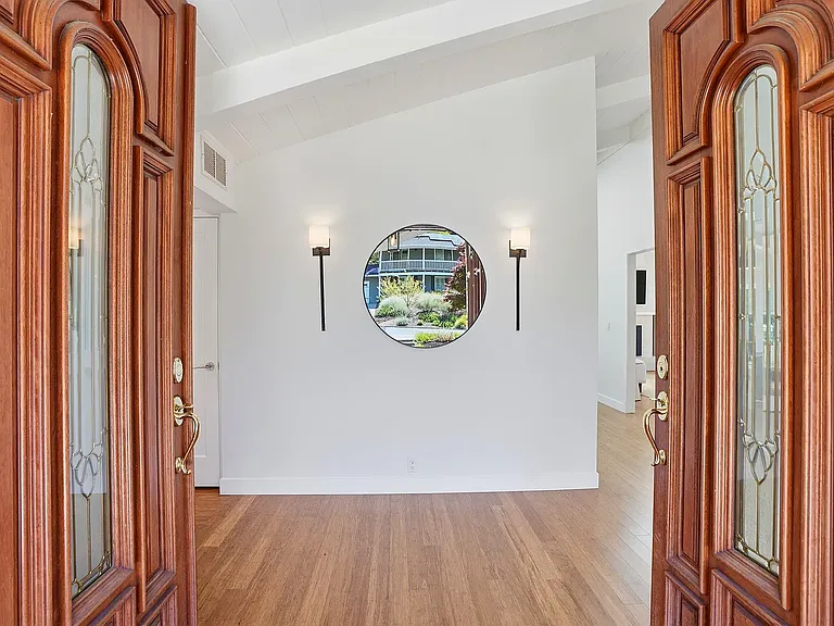 260 Corliss Dr — Photo 3