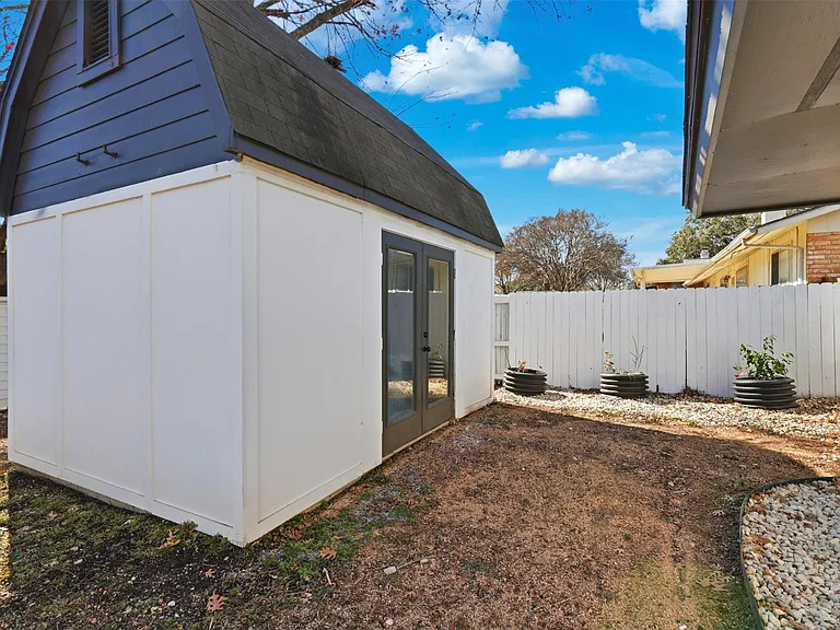 100 Howard Dr — Photo 13
