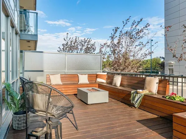 128 W 2nd St SW #102, Calgary, AB T2P 0S7