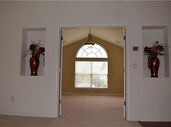 4th image of 6107 NE Kensington Dr