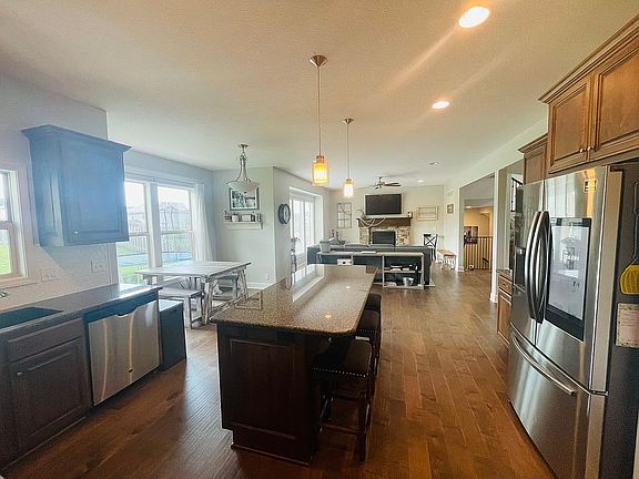 4th image of 860 Ridge Dr