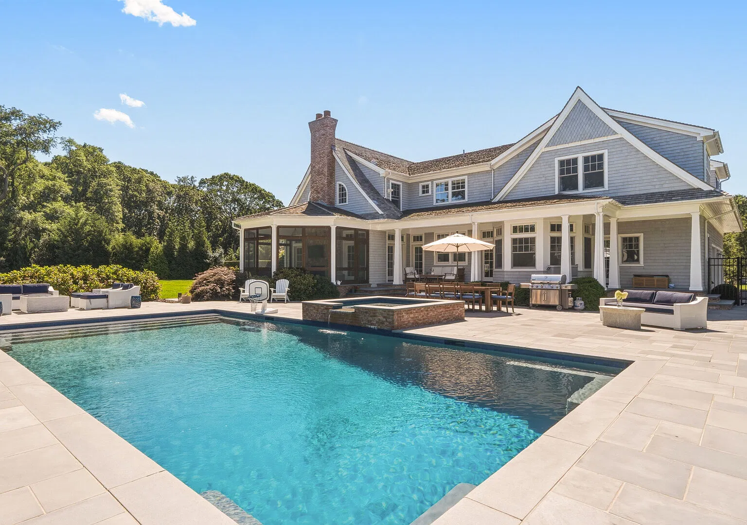 Luxury estate with a private pool, hot tub, movie theater, & gym — Photo 1