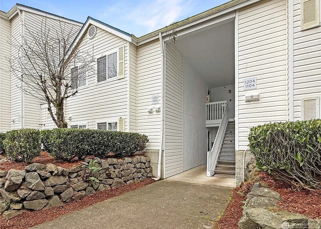 2 bed, 969 sqft, $2,200 — Photo 2