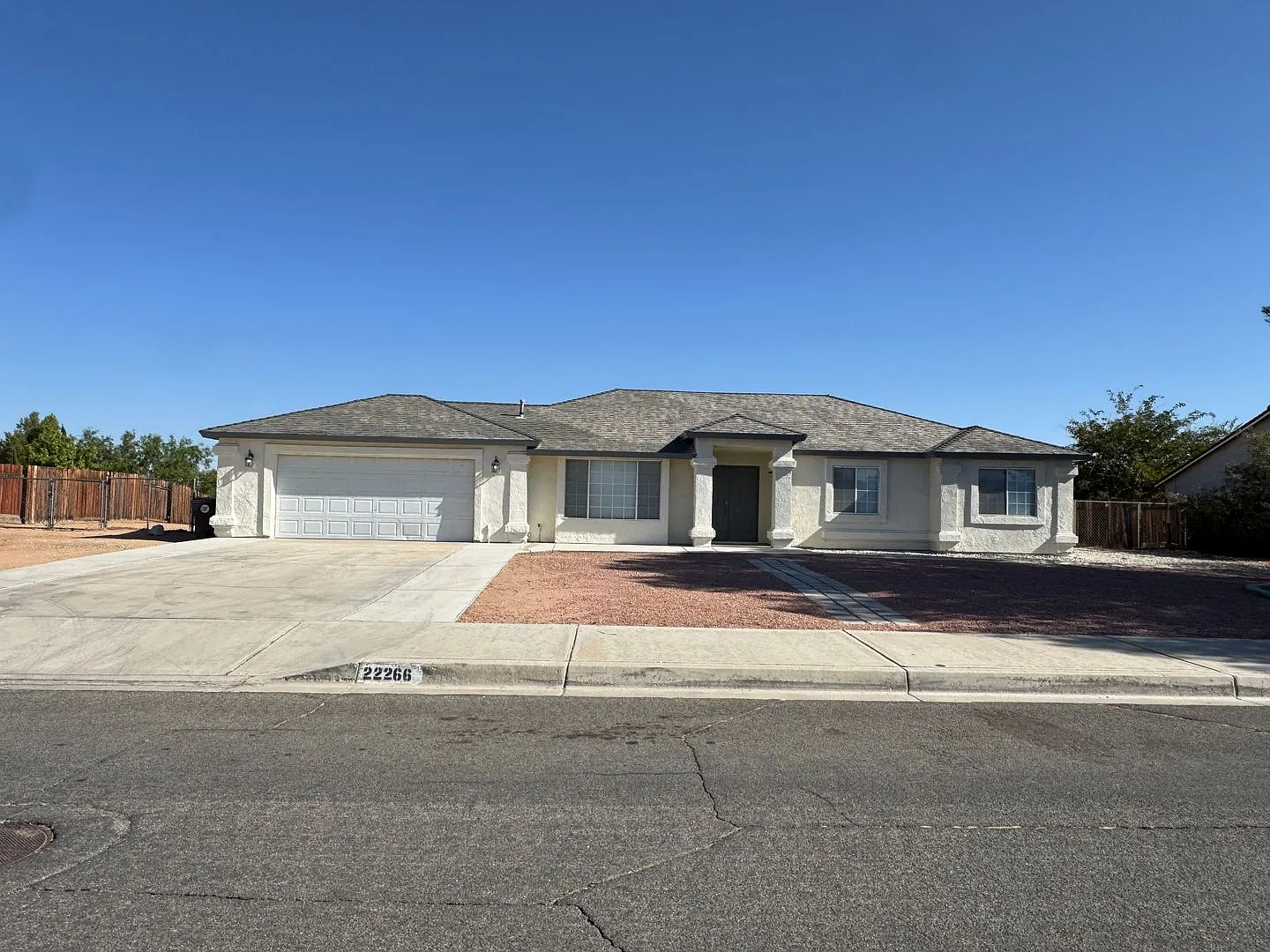 spacious 3 bedroom 2 bath home with large yard — Photo 1