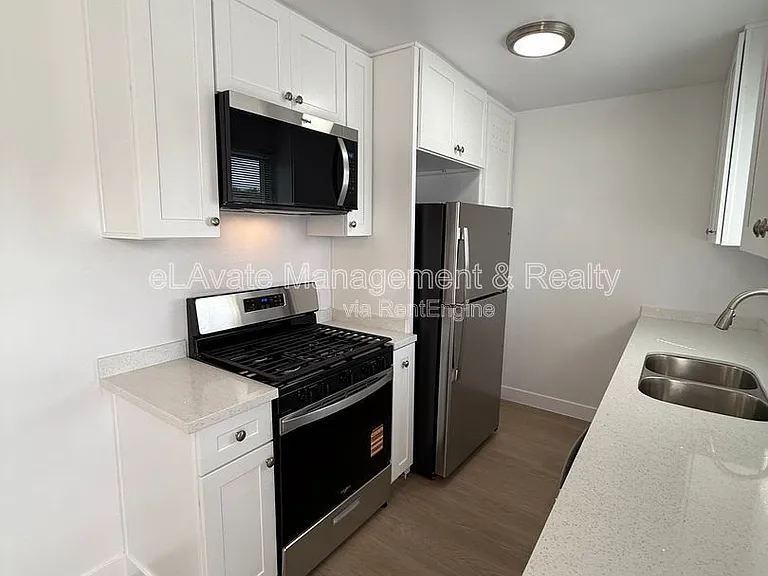 14119 Gilmore St #5 — Photo 4