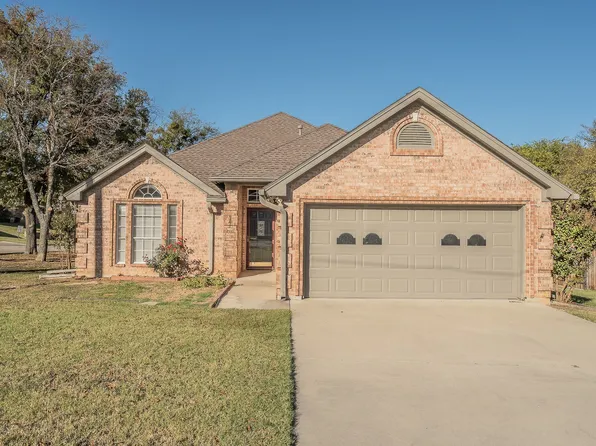 1304 S State St, Decatur, TX 76234