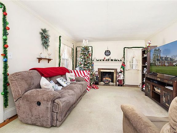 2nd image of 421 Laurel St