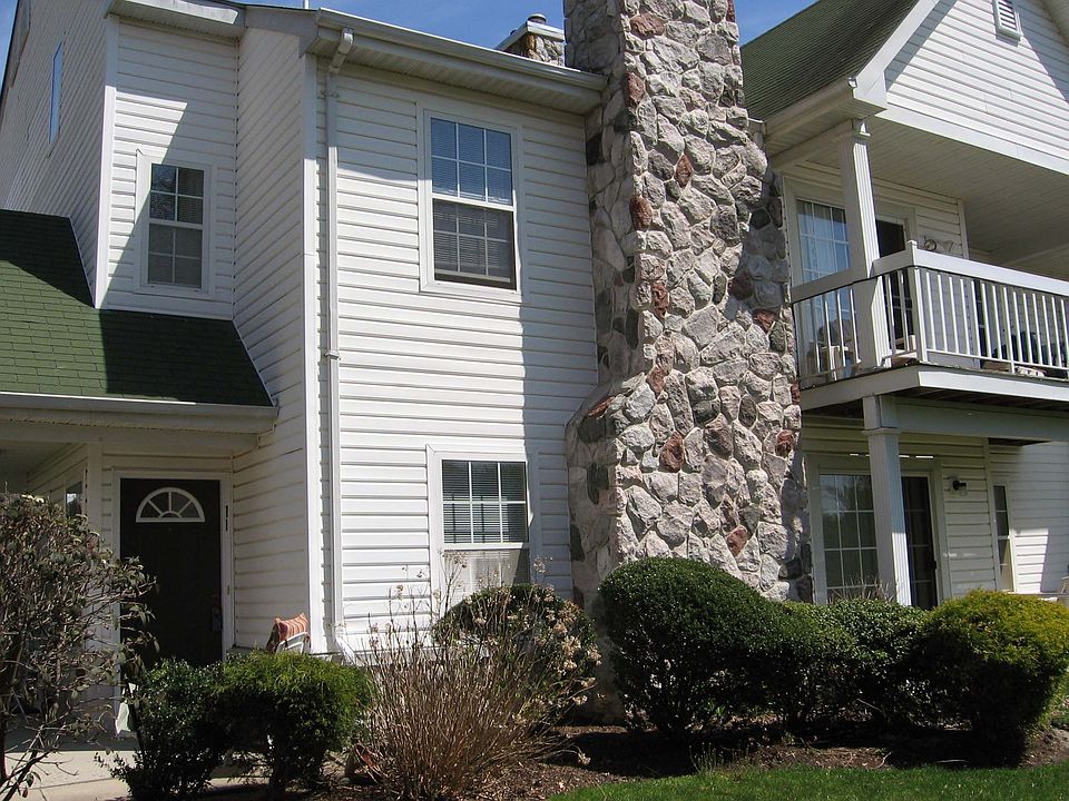 2 Bedroom 2 Bath End Unit Condo