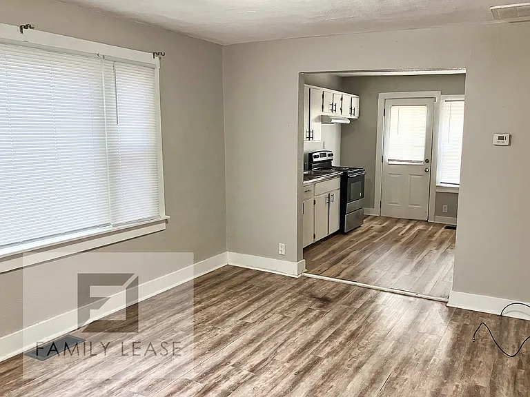 2304 E Prairie St — Photo 3