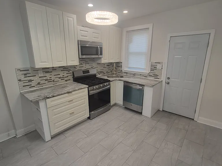 6010 N Lambert St — Photo 2