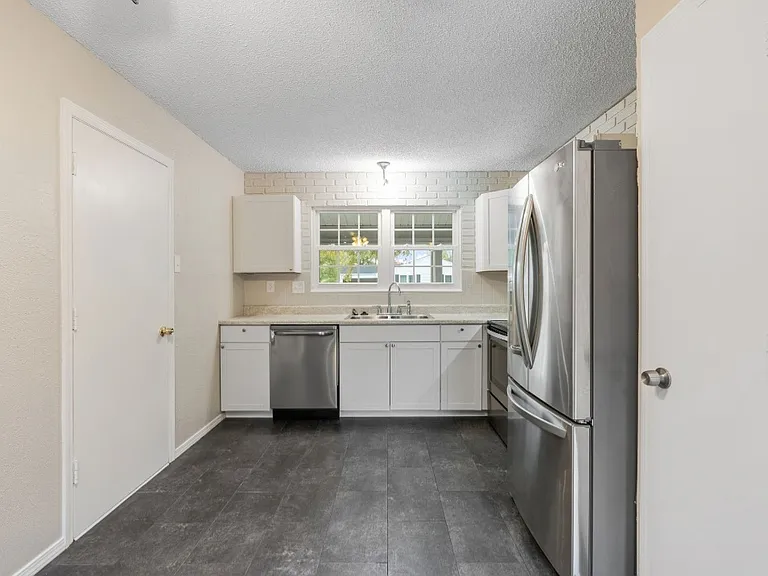 2420 Breezy Point Ln — Photo 7
