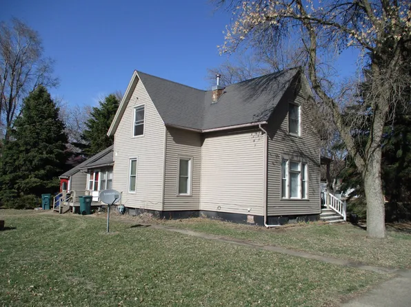 823 9th St, Hawarden, IA 51023