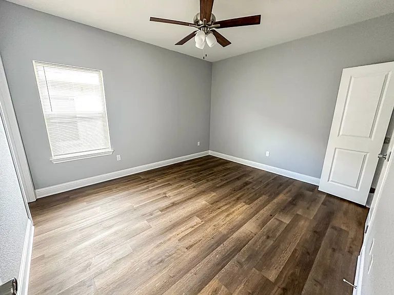 100-102 Vitava Dr W — Photo 9