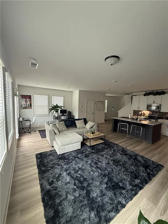 3 bed, 2.5 bath, 2219 sqft, $3,200 — Photo 4