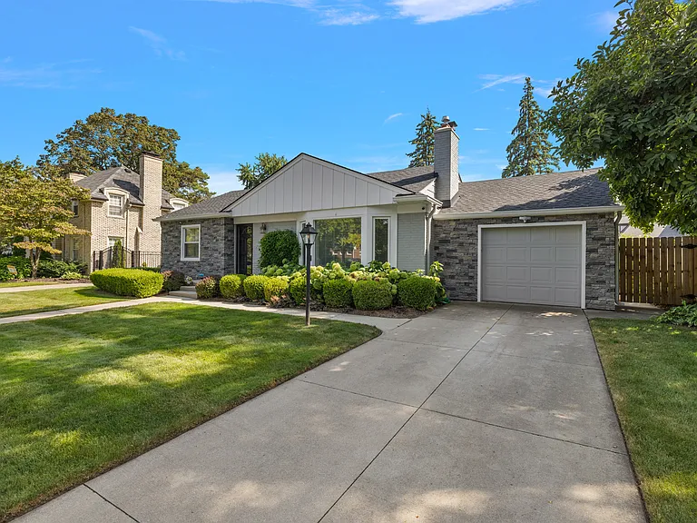2546 Dorchester Rd — Photo 3