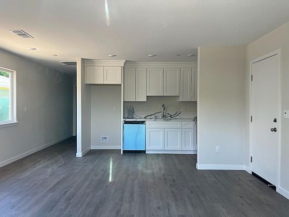 3rd image of 929 W 6th St #2