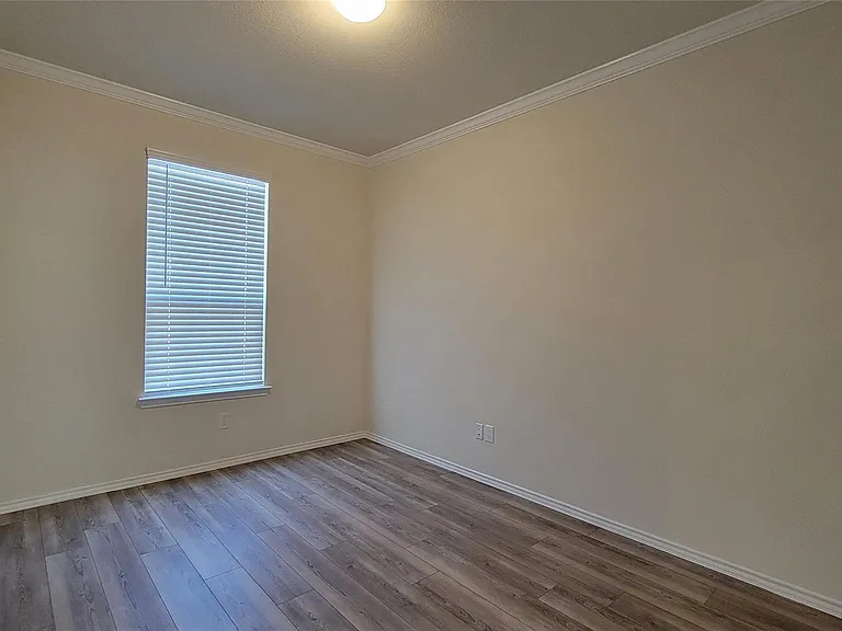 807 Goldenrod Ln — Photo 1