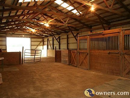 shows stalls on N end, riding area on S. end