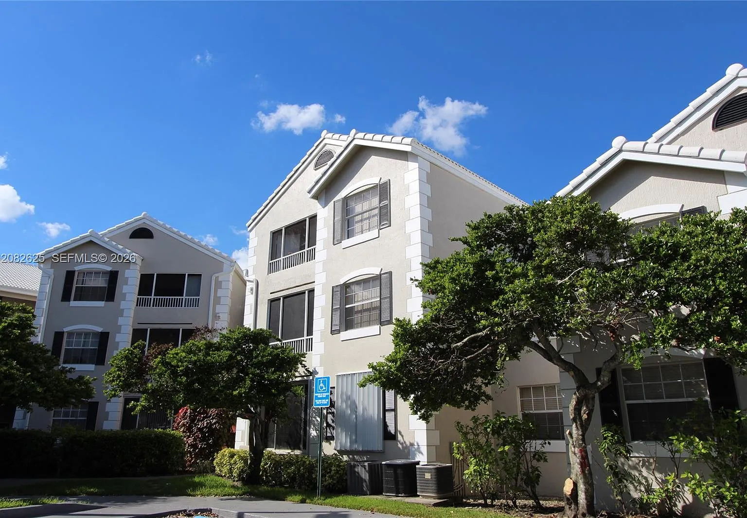 Lakeview Club Condo — Photo 1