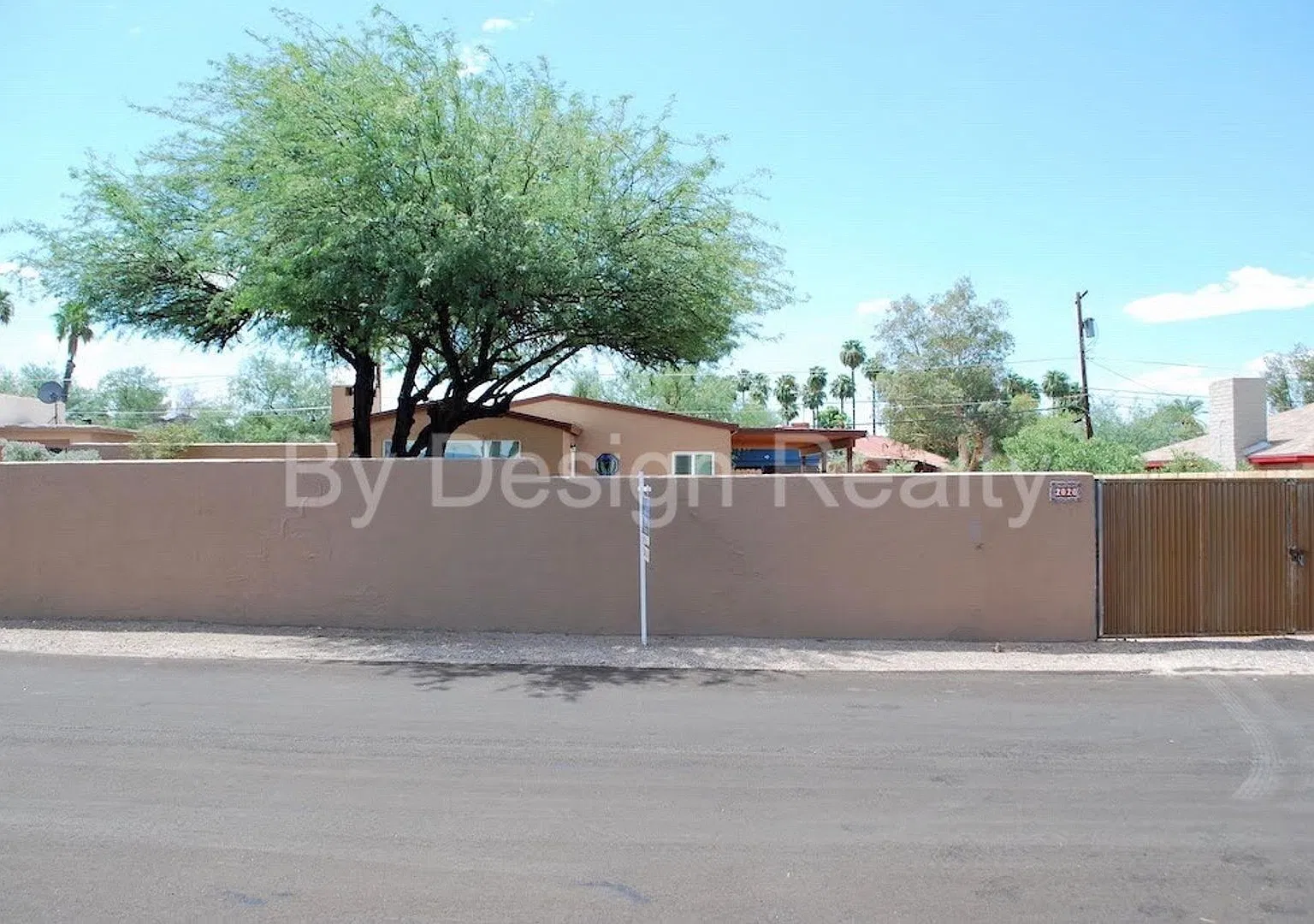 Recently Updated - 3 Bed 2 Bath - Large Gated Walled/Fenced Yard - 1.5 Miles to UofA — Photo 2