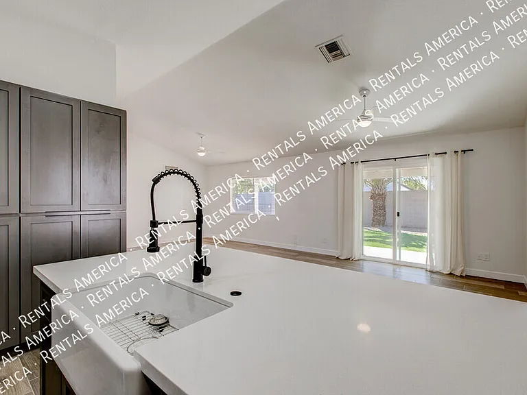 819 W Ross Ave — Photo 14