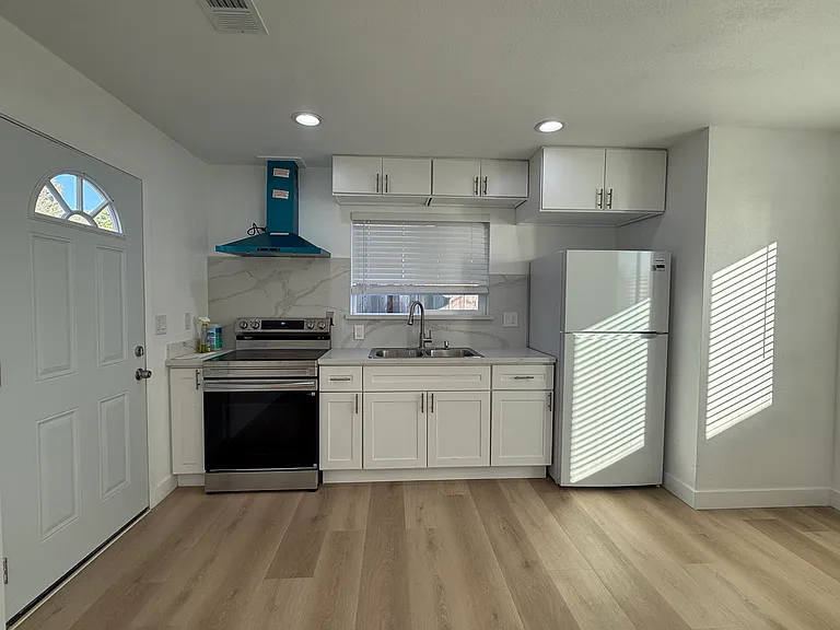 10221 Griffith St #2 — Photo 4