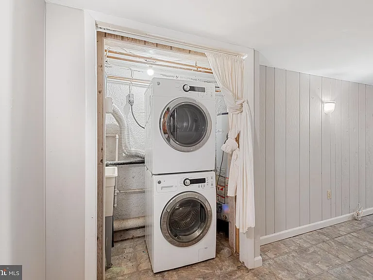 130 E Randall St — Photo 37