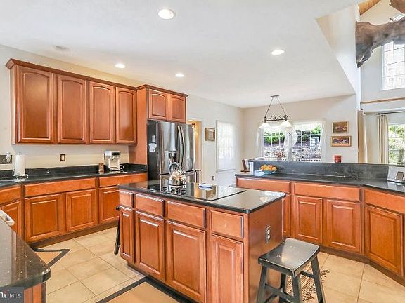 5th image of 353 Parkside View Dr