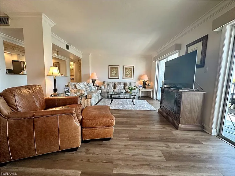 555 Park Shore Dr #B-403 — Photo 18