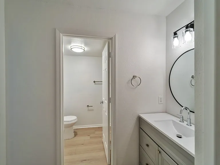 Valencia Apartments — Photo 18