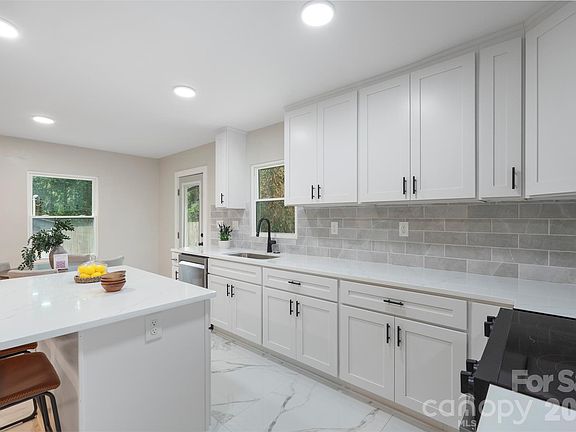 5th image of 3900 Colebrook Rd