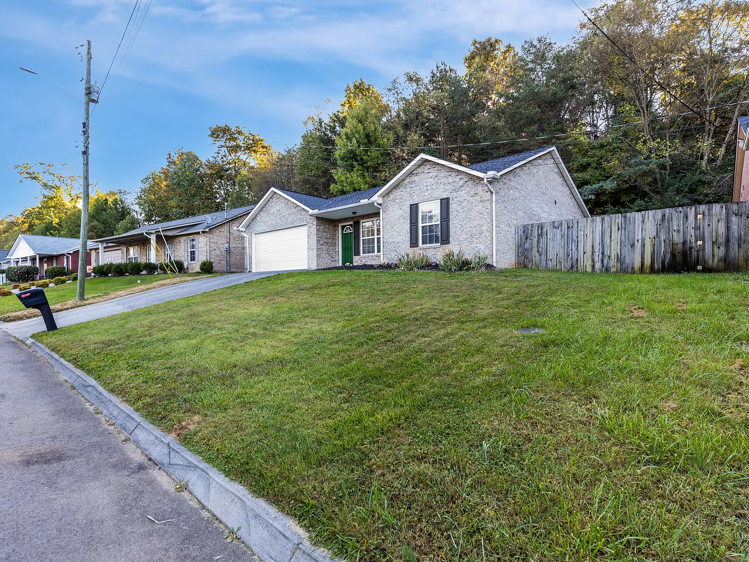 3 bed, 1423 sqft, $2,100 — Photo 2