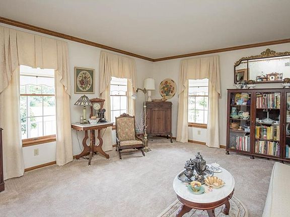 5th image of 130 Topaz Cir