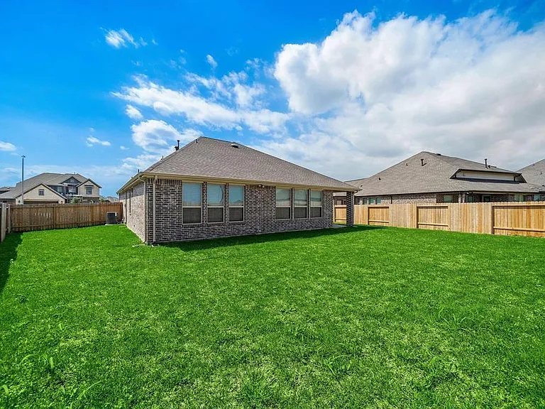 2403 Madera Landing Ln — Photo 36