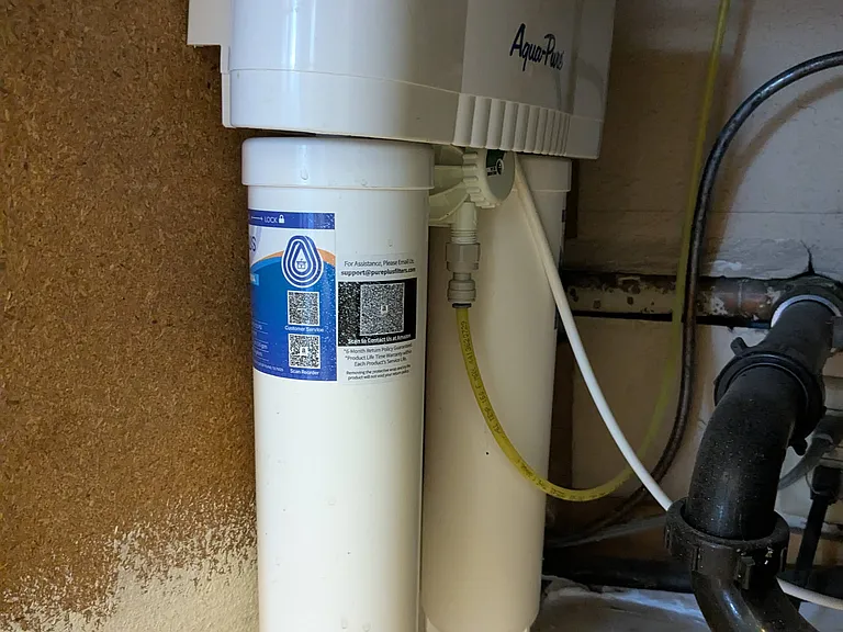 Built-in water filtration for kitchen