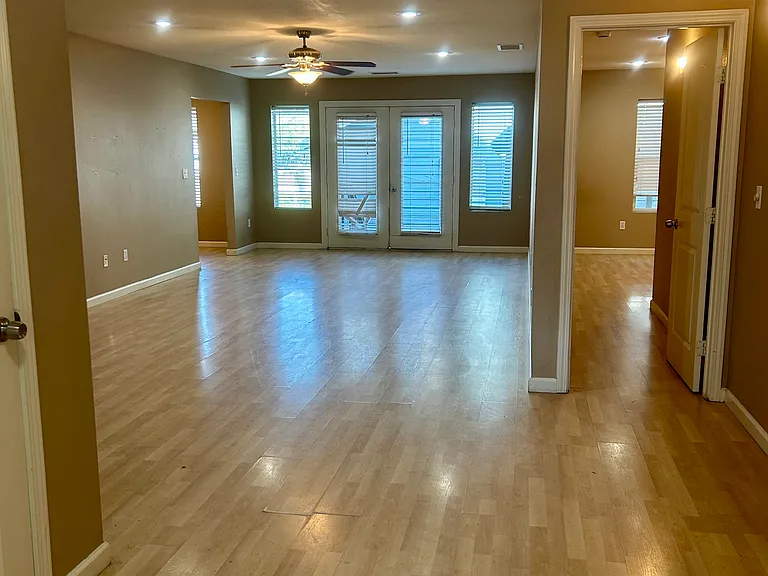 240 N Van Ness Ave — Photo 6