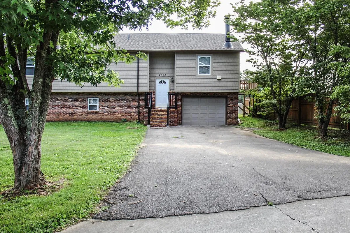 Building Photo - 7004 Buddy J Ln #7004