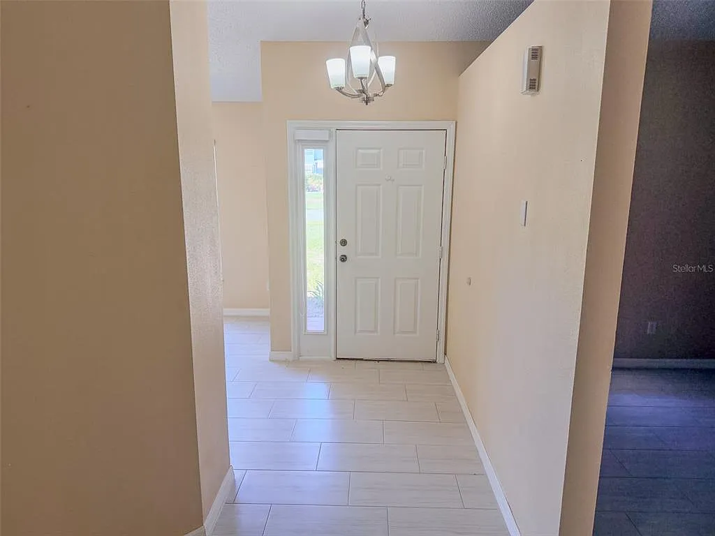 3 bed, 2.0 bath, 1710 sqft, $2,200 — Photo 2