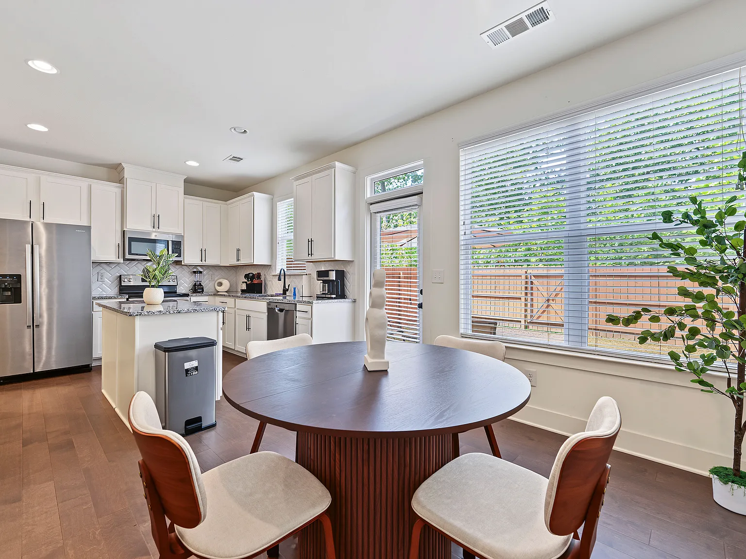 3 bed, 2.5 bath, 1876 sqft, $4,500 — Photo 2