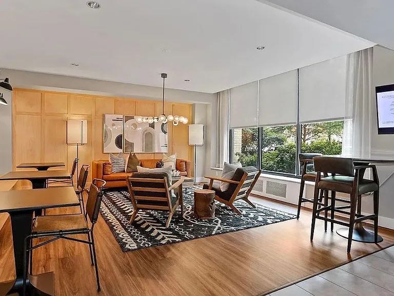 FULLY RENOVATED LOBBY WITH WORKING DESKS