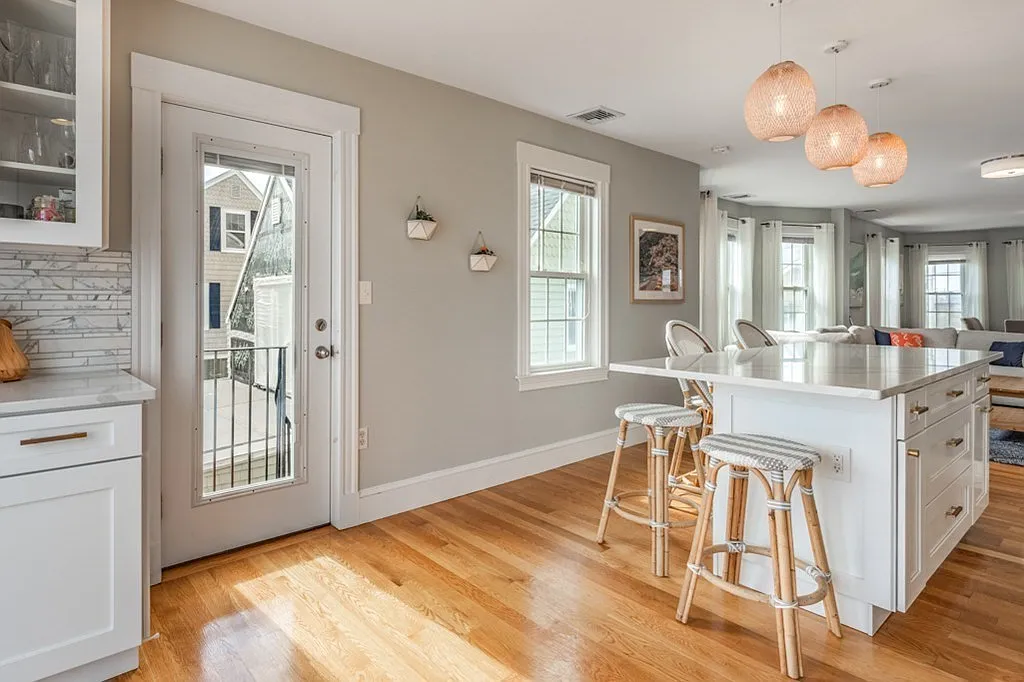 3 bed, 2.0 bath, 2100 sqft, $5,000 — Photo 4