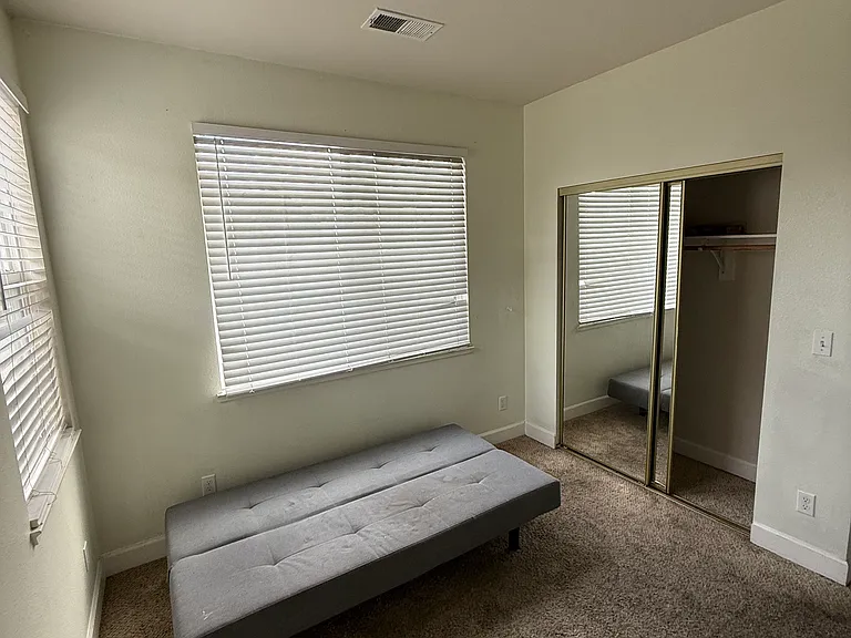 476 Agora Ct — Photo 2