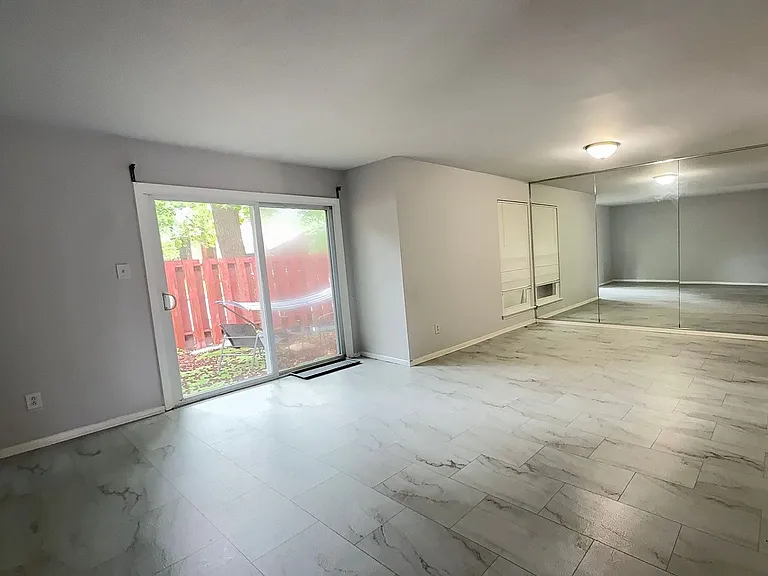 1379 E Tanners Creek Dr — Photo 7