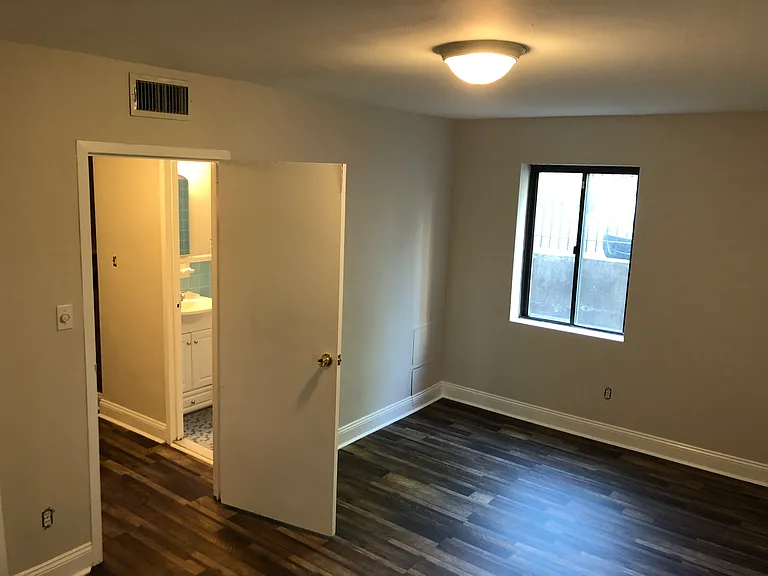 1031 Michigan Ave NE — Photo 4