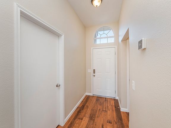 5th image of 916 Honeysuckle Dr