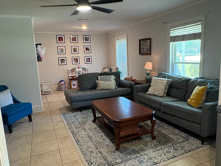 300 Live Oak Ct — Photo 2