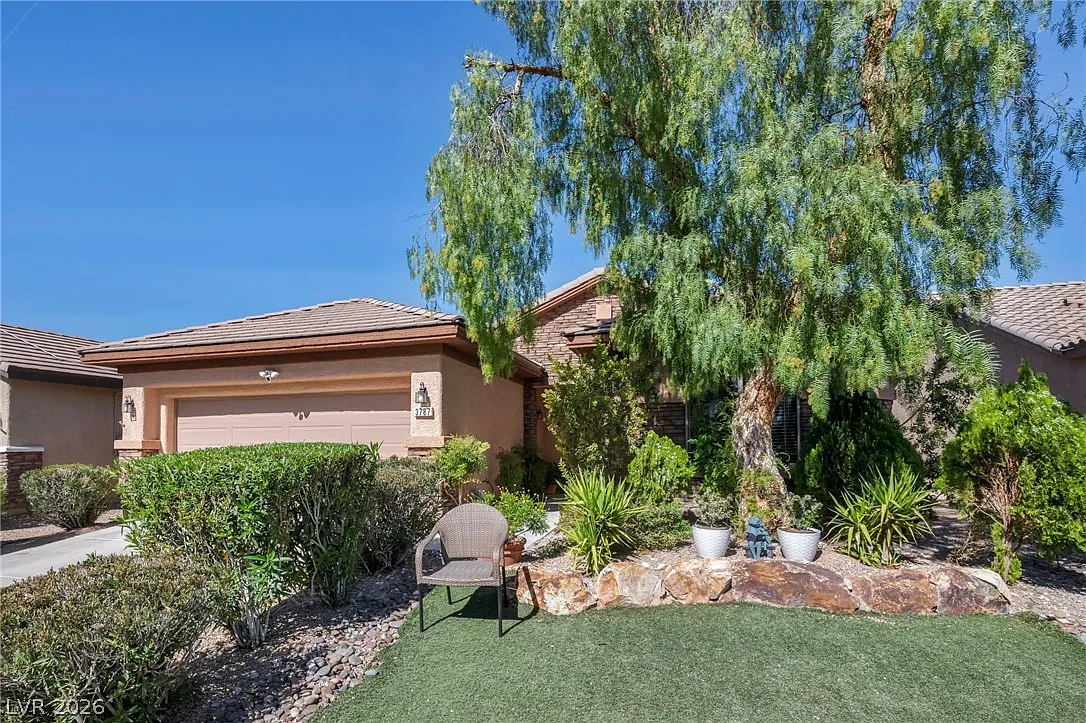 3 bed, 2.0 bath, 1718 sqft, $2,200 — Photo 2