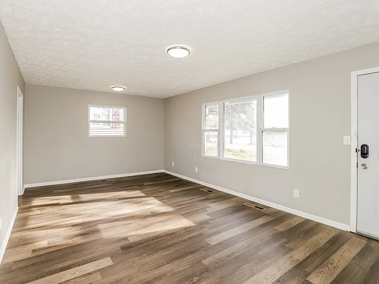 1335767_020_living_room_13381237.jpg