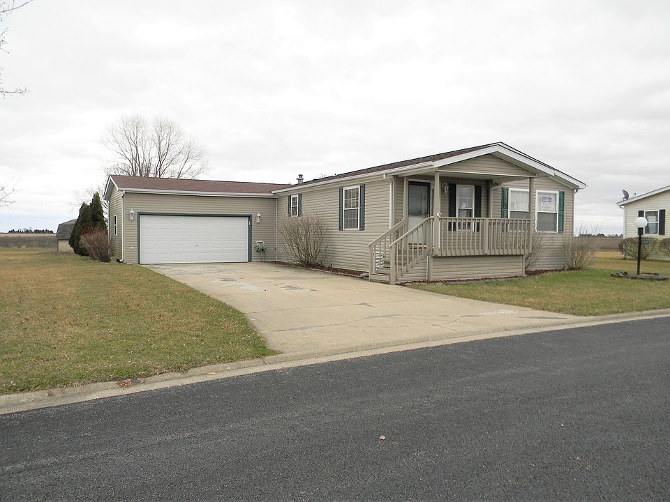Nice welcoming covered front porch!